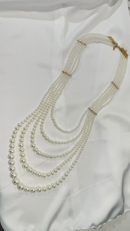 Collana di perle bianche pendente